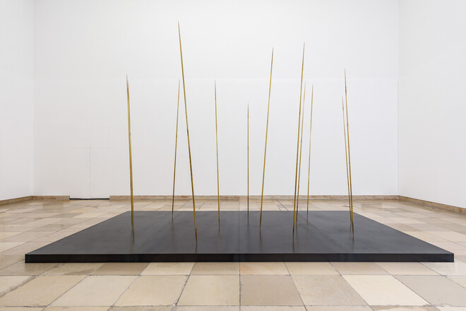 Fig01_01_HDK_Hauchkörper_RebeccaHorn_Ausstellungsansichten_Raum03_MarkusTretter © VG Bild-Kunst, Bonn 2024 (7)